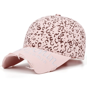 Dettaglio del ricamo e del bordo rosa consumato sul cappellino da baseball leopardato moda