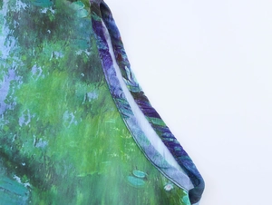 Makroansicht von leichtem Chiffon-Stoff mit Seerosen-Druck und feinen Kantenverarbeitungen