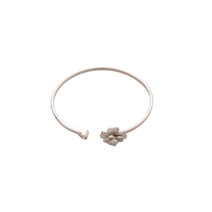 Bracciale rigido aperto a fiore argento con petali di zircone scintillanti su bianco