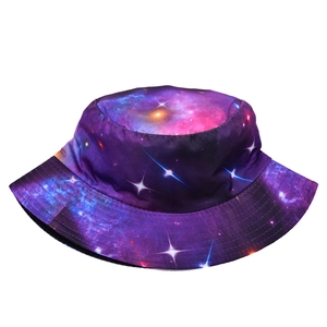 Dettaglio ravvicinato della vivace stampa galassia e cuciture sottili sul cappello bob
