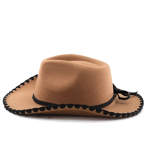Detail eines Western-Cowboyhuts mit schwarzer Randnaht und dekorativem Band