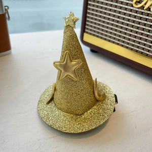 Détail d'une pince à cheveux chapeau de fête doré à paillettes avec étoile pour Halloween