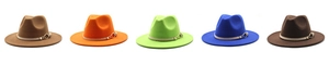 Détails de chapeaux fedora en feutre colorés avec rubans décoratifs et boucles dorées