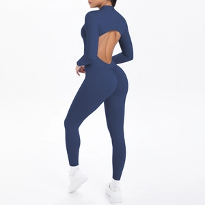 Detail eines dunkelblauen langärmeligen Jumpsuits mit offenem Rücken und Push-up-Effekt