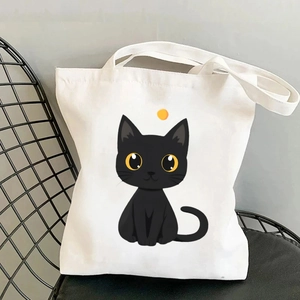 Détail d'un sac fourre-tout en toile blanche avec illustration de chat noir