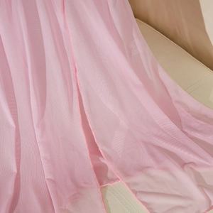 Nuisette rose en résille transparente avec fente latérale et détails de passepoil