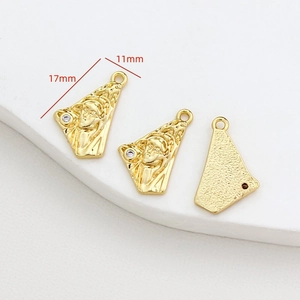 Detailansicht eines 17mm Goldanhängers mit Relief für DIY-Schmuck und Halsketten