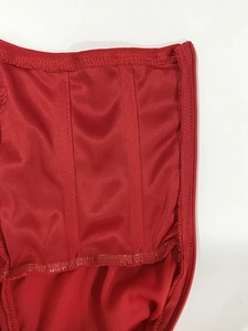 Detail aus rotem Netzstoff mit Korsett-Stäbchen und Reißverschluss am Abendkleid