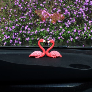 Décorations de voiture flamants roses formant un cœur avec fond de fleurs violettes