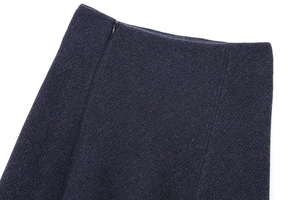 Détail de la fermeture éclair invisible et de la texture du tricot sur la jupe