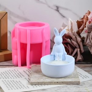 Detailweergave van de roze siliconen mal en de voltooide schattige 3D-konijnenkaars