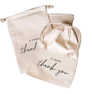 Trois sacs cadeaux en coton crème avec cordon et inscription A Sweet Thank You