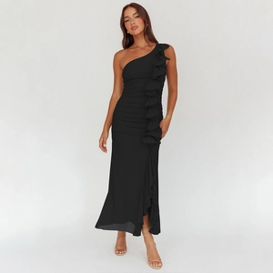Détail de la robe noire à une épaule avec bord à volants et design à texture froncée
