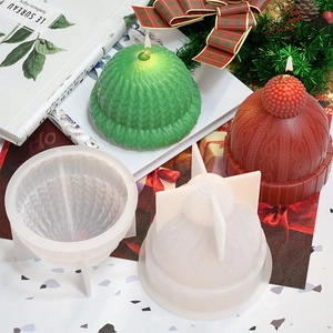 Detail der Silikonform für Kerzen mit feiner Strickstruktur und fertigen Mützen-Kerzen