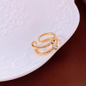 Bague ouverte double couche plaquée or avec zircons brillants sur céramique texturée