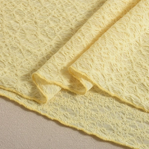 Gros plan du tissu seersucker jaune clair avec des coutures soignées sur les bords du vêtement
