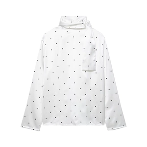 Élégante blouse en satin blanc à pois avec col montant à nouer et fini brillant lisse