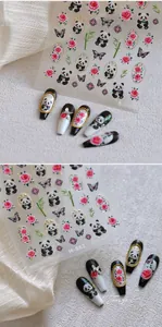 Detail von M-862 geprägten Panda-Nagelaufklebern mit Blumenmustern und Goldakzenten