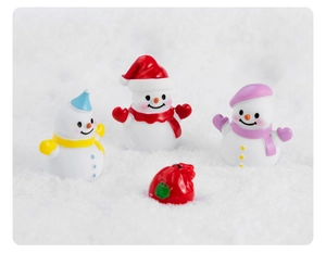 Dettaglio di pupazzi di neve in resina con cappelli colorati in una scena invernale