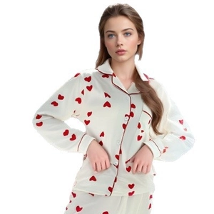 Pigiama da donna in raso color crema con stampa a cuori rossi e maniche lunghe