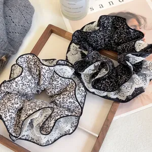 Chouchous à imprimé fleuri avec bordure en dentelle en noir et blanc dans un décor doux