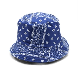 Chapeau bob bleu roi avec motifs paisley blancs vintage et coutures de bord renforcées