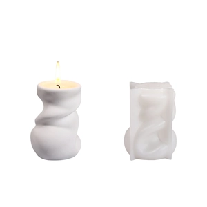 Moule en silicone en spirale irrégulière avec bougie torsadée blanche finie