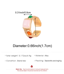 Detalle de un anillo abierto dorado con cuatro piedras cabujón de colores incrustadas