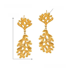Detail of 6cm golden titanium steel earrings with organic branch texture and 13g weight