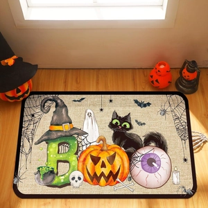 Detail der Halloween-Matte mit BOO-Schriftzug und Kürbis-Ikonen auf Holzfußboden