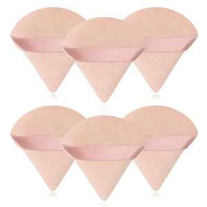 Detalle de seis borlas de polvo triangulares melocotón con cintas de raso para maquillaje
