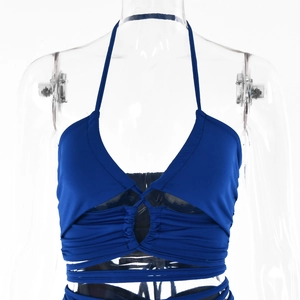 Détail d'un haut licou bleu foncé avec fronces et lacets à la taille sur mannequin