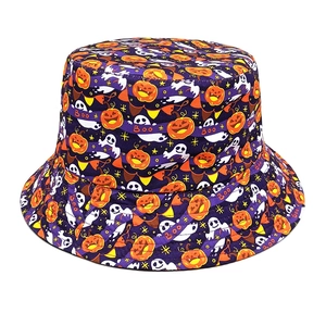 Détail du motif de citrouille et de fantôme d'Halloween sur ce chapeau bob violet de qualité