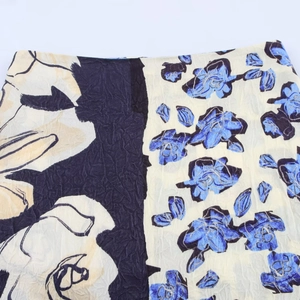 Jupe midi en satin pour femme avec imprimé floral bleu et texture plissée élégante