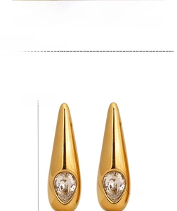 Detailansicht der goldenen Tropfenohrringe mit Zirkonia und 26mm Höhenangabe für Damen