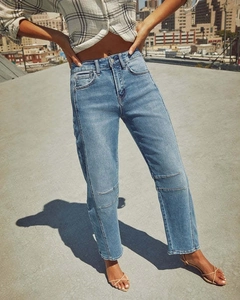 Dettaglio jeans blu chiaro a gamba dritta con cuciture orizzontali all'altezza del ginocchio
