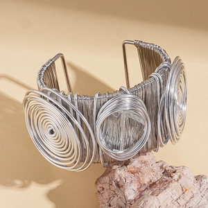 Détails du bracelet multi-rangs en fil d'argent avec spirales et accents en cristal