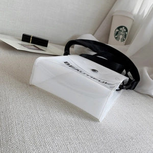 Dettaglio della borsa a tracolla trasparente in PVC con tracolla nera e scritta Beautiful