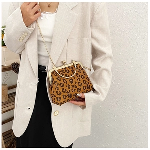 Détail du sac à bandoulière léopard avec chaîne dorée et fermoir métallique rétro chic