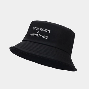 Dettaglio del cappello alla pescatora nero in cotone con ricamo bianco Thick Thighs Thin Patience