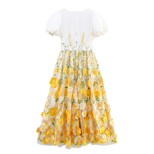 Robe élégante en tulle blanc avec fleurs 3D jaunes et manches bouffantes vue de dos