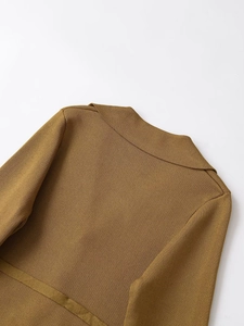 Détail du cardigan en maille caramel montrant le col à revers et la texture du tricot