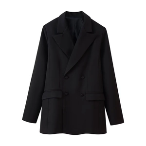 Blazer noir classique à double boutonnage pour femme avec revers et poches à rabat élégantes