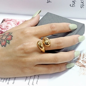 Detail eines vergoldeten Edelstahl-Bambusknotenrings an der Hand eines Modells
