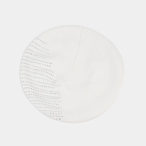Vue de dessus d'un béret blanc en tricot avec des strass étincelants et texture douce