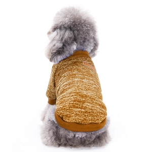 Detail eines braunen Strickpullovers für Hunde mit Rippbündchen und Leder-Label hinten