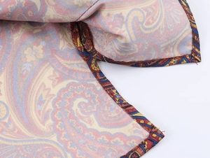 Détail du tissu à motif cachemire haute densité et couture de bordure de précision