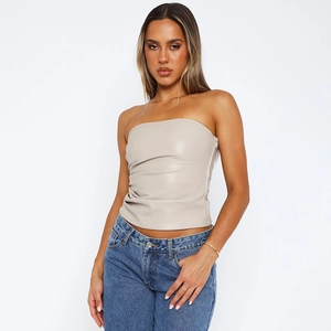 Détail d'un bandeau en cuir PU beige avec plis et coupe ajustée à la taille