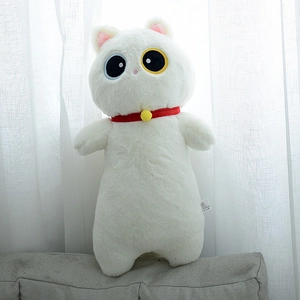 Détail d'un long coussin chat blanc en peluche avec yeux brodés et collier à clochette