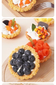 Macro-opname van realistische fruittaartmodellen met bosbessen en frambozen op een taartbodem
